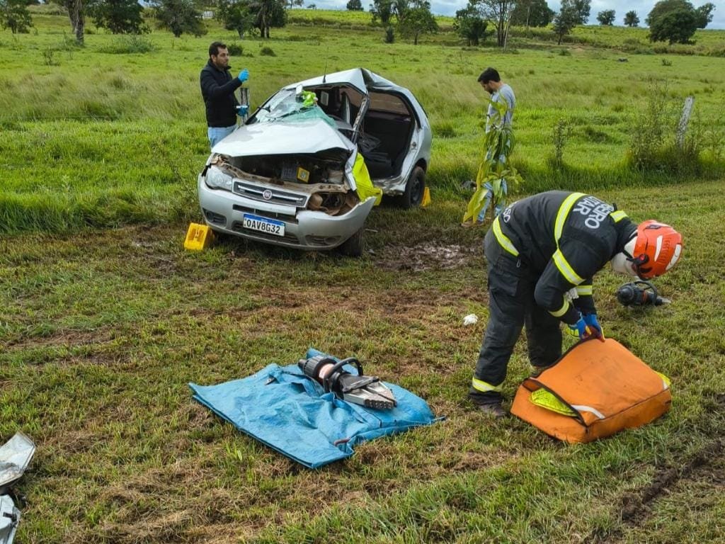 Motorista morre preso às ferragens após bater em picape e capotar Pálio
