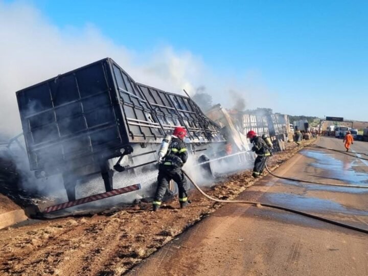 Carretas pegam fogo após colisão em rodovia federal em MT deixam uma pessoa ferida