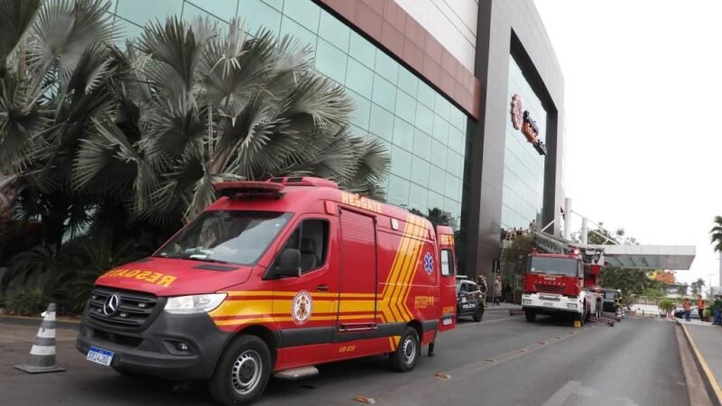 Corpo de Bombeiros usou cinco viaturas 15 militares contra  incêndio em shopping