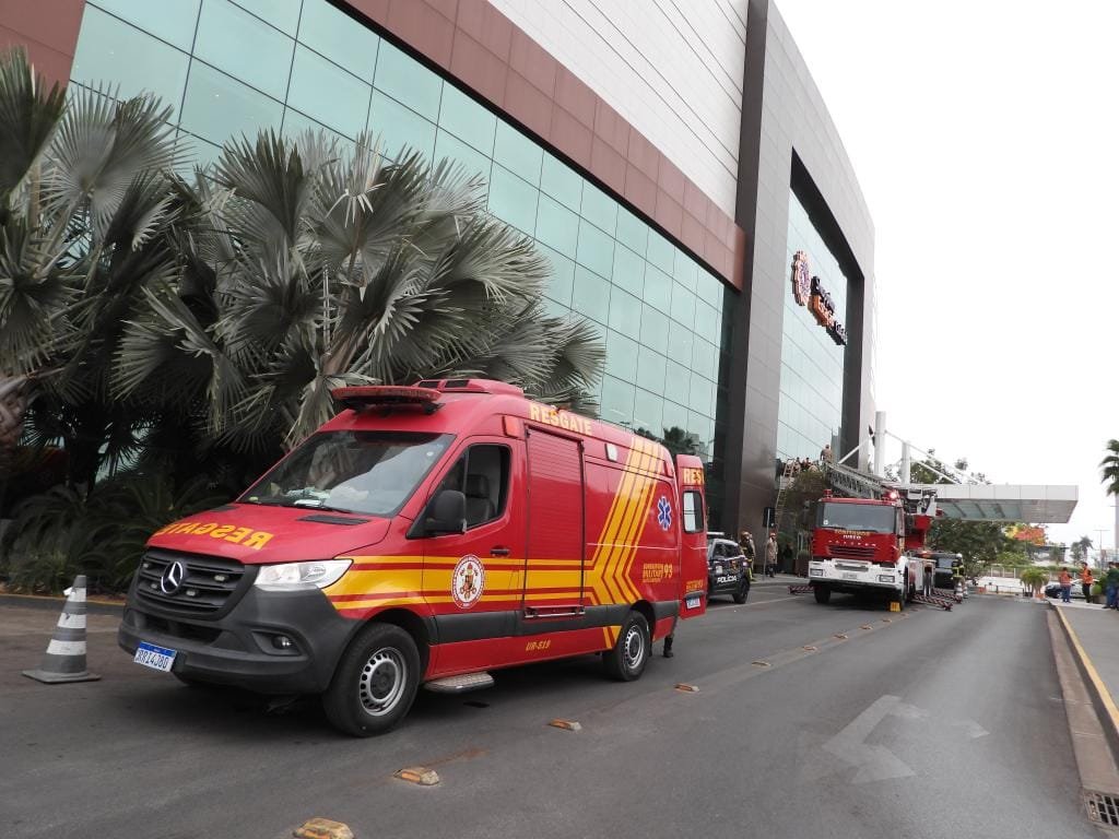 Corpo de Bombeiros usou cinco viaturas 15 militares contra  incêndio em shopping