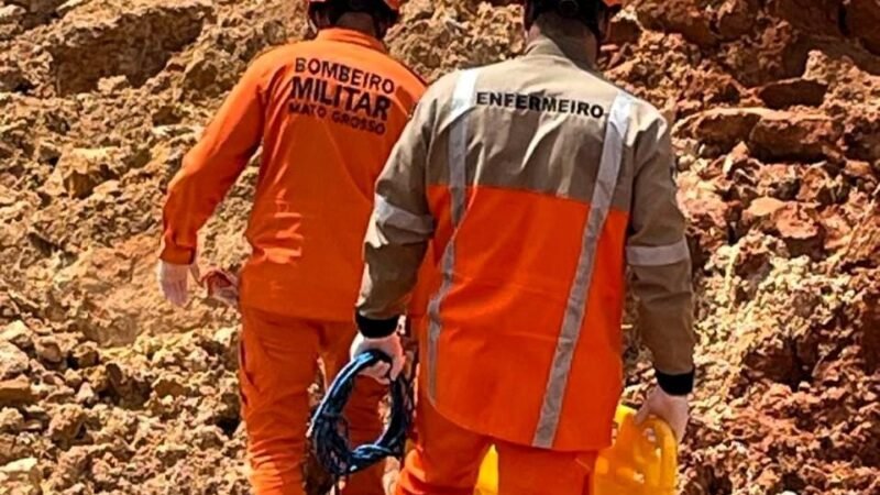 Bombeiros resgatam corpo de homem que morreu soterrado em garimpo