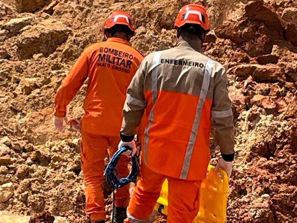 Bombeiros resgatam corpo de homem que morreu soterrado em garimpo