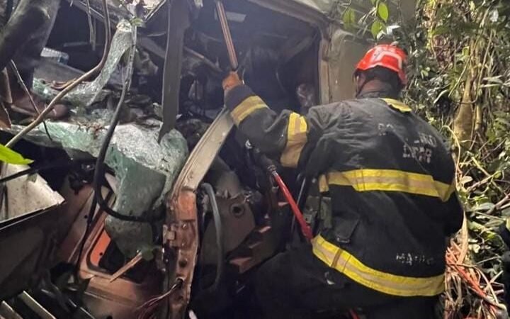 Acidente entre carretas cegonha e bitrem deixa três pessoas feridas em rodovia
