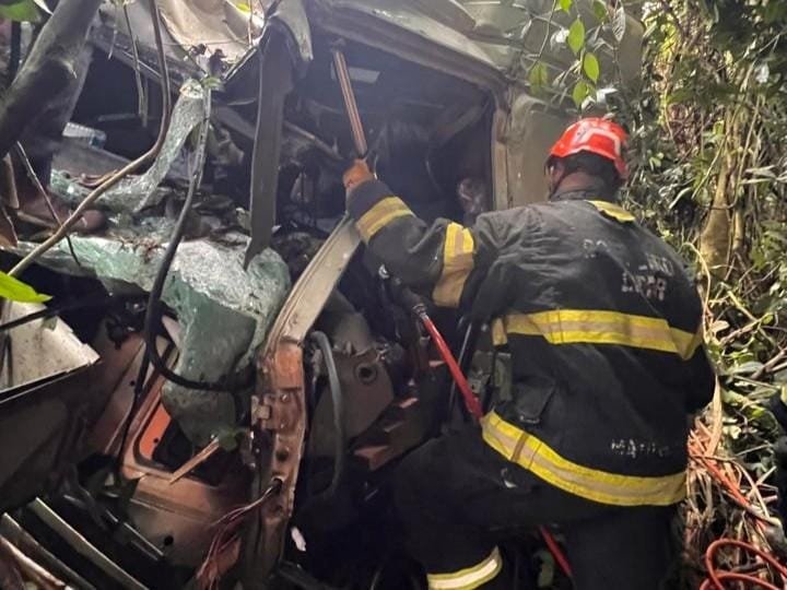 Acidente entre carretas cegonha e bitrem deixa três pessoas feridas em rodovia