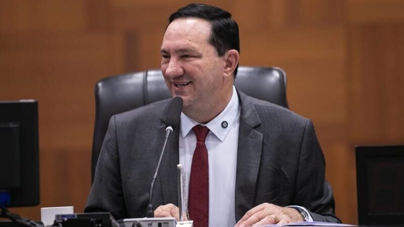 Deputado defende redução de emendas para shows, mas cobra melhorias de secretarias
