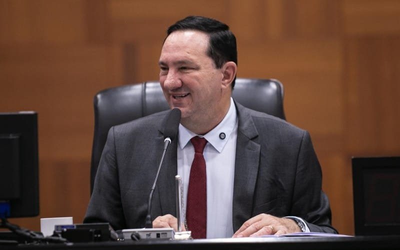 Deputado defende redução de emendas para shows, mas cobra melhorias de secretarias
