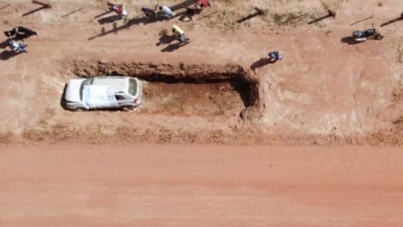 Motorista morre e passageiro fica ferido após carro cair em vala de escoamento água de fazenda