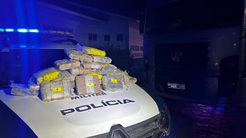 Polícia Militar prende caminhoneiro com 27 quilos de maconha skank em Água Boa