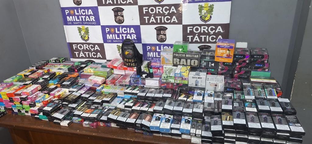 PM prende contrabandistas e confisca mais de 2 mil “vapes” avaliados em R$ 300 mil