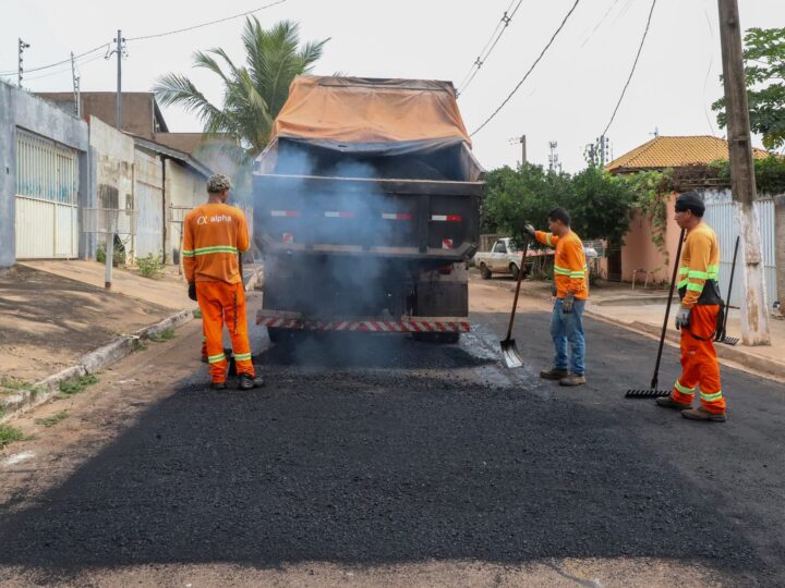 Quatro bairros recebem tapa-buracos, patrolamento e melhorias viárias nesta sexta-feira