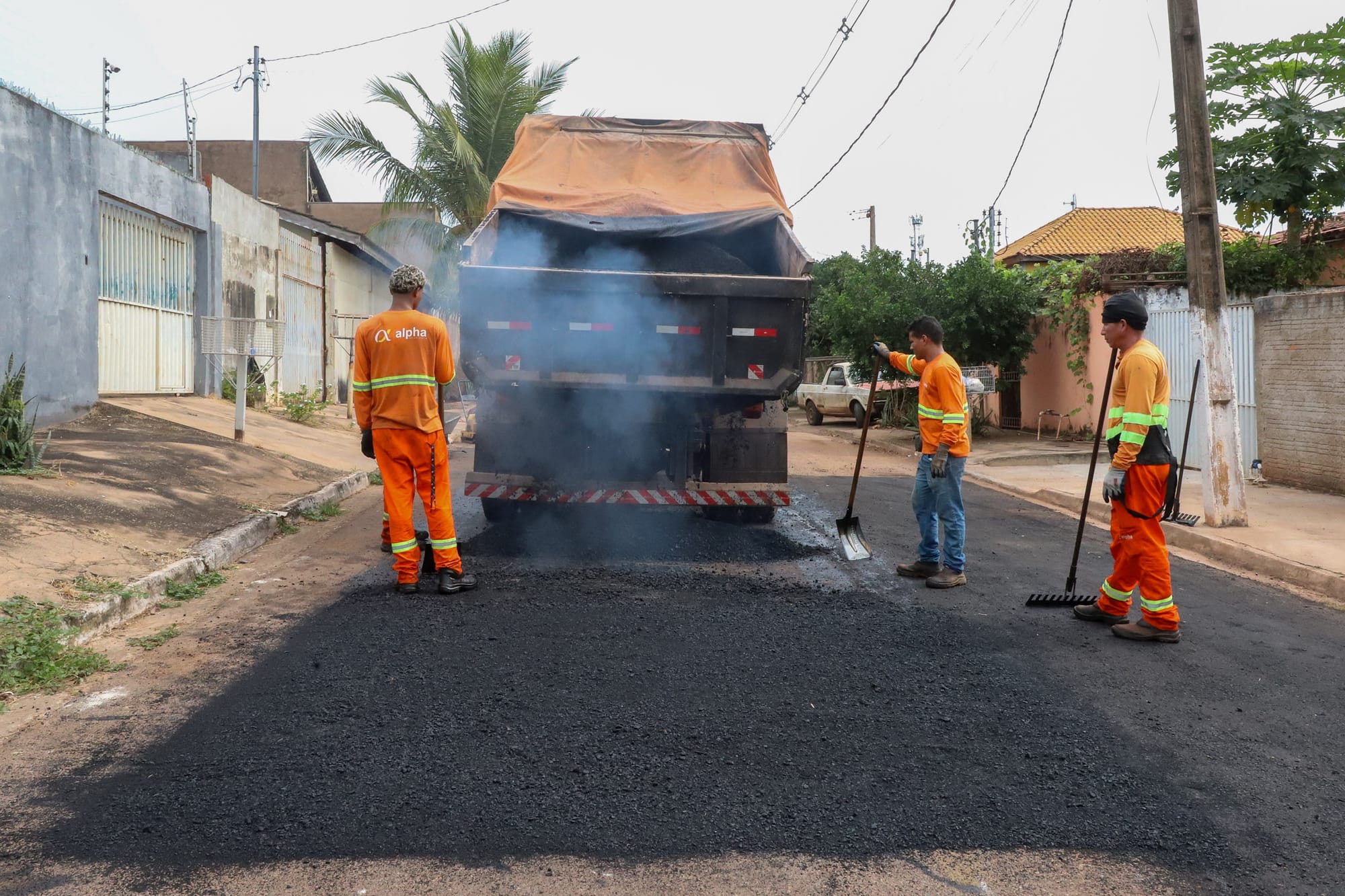 Quatro bairros recebem tapa-buracos, patrolamento e melhorias viárias nesta sexta-feira