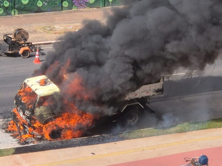 Caminhão pega fogo, causa explosão e trava trânsito na Avenida do CPA, em Cuiabá