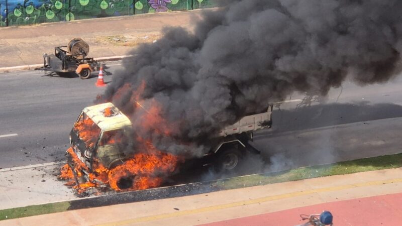 Caminhão pega fogo, causa explosão e trava trânsito na Avenida do CPA, em Cuiabá