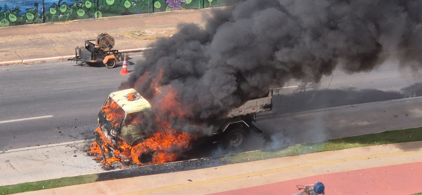 Caminhão pega fogo, causa explosão e trava trânsito na Avenida do CPA, em Cuiabá