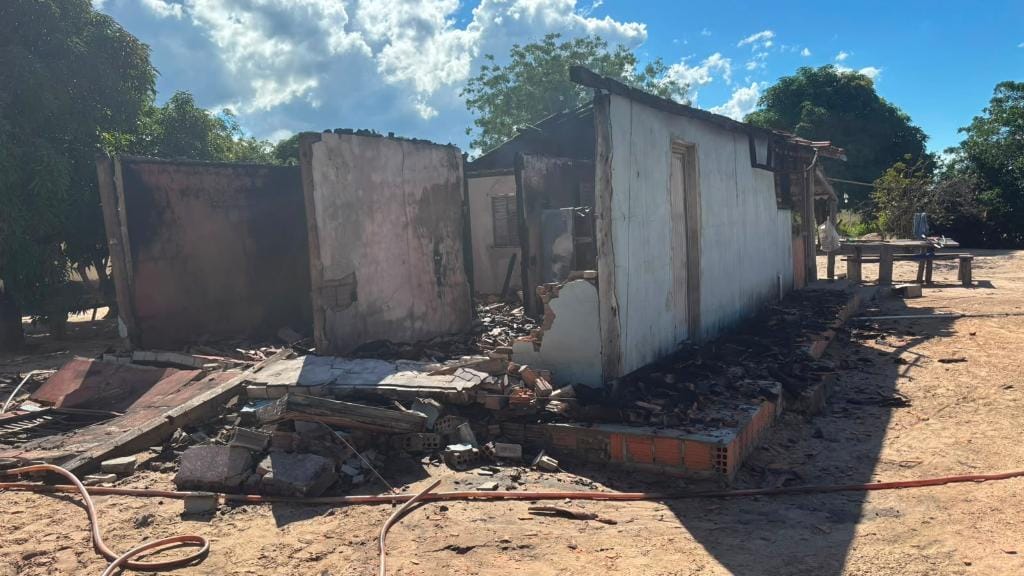 Homem tenta matar esposa com facão, explode casa e acaba preso em MT