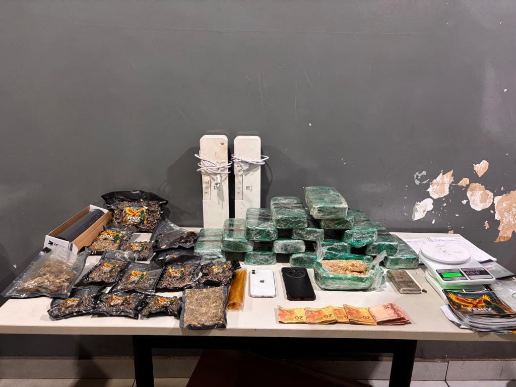 Dupla é presa com 15 tabletes de pasta base e comprimidos de ecstasy em apartamento em VG