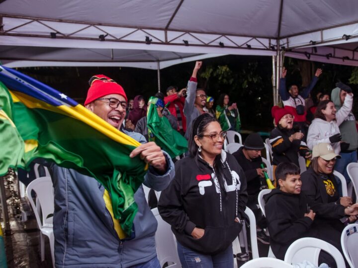 Torcedores não se intimidam com frio e curtem jogo do Brasil em seis bairros de Cuiabá