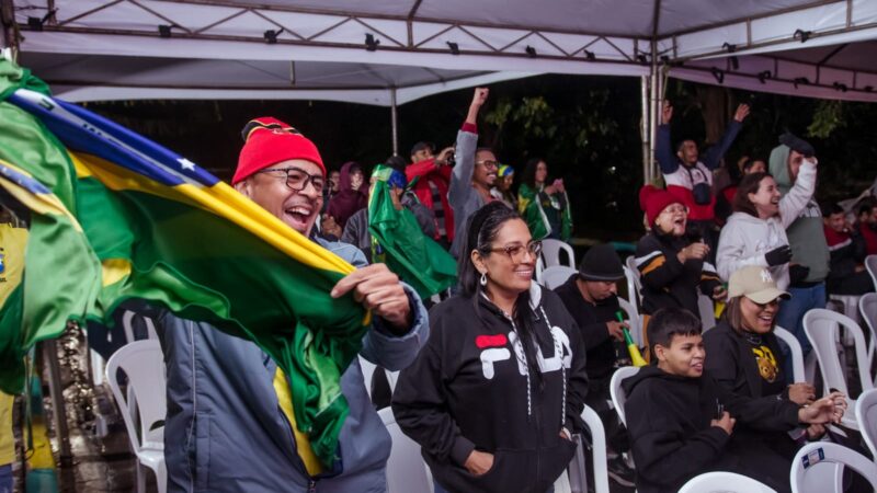 Torcedores não se intimidam com frio e curtem jogo do Brasil em seis bairros de Cuiabá