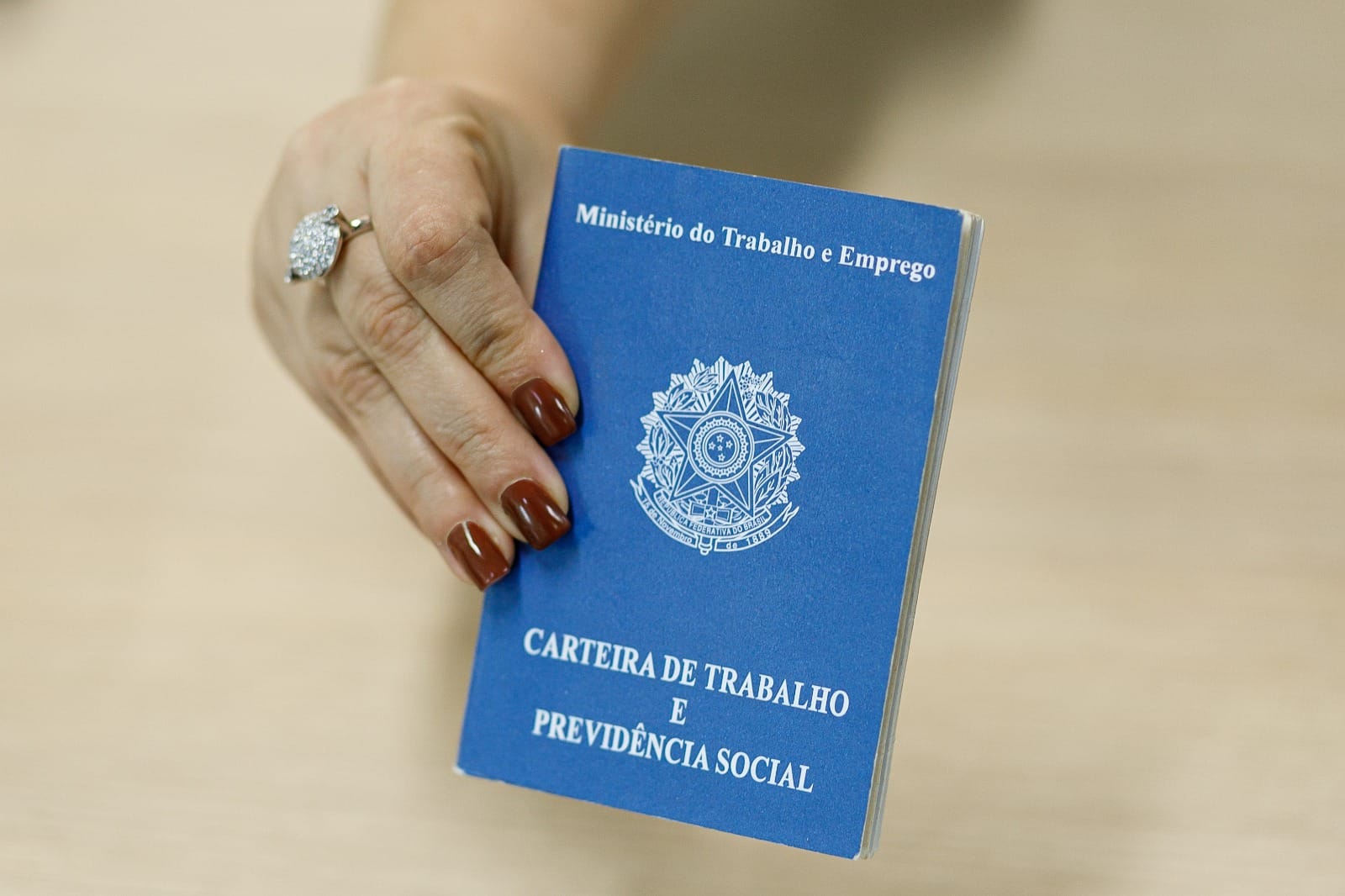 Sine oferece 100 oportunidades para auxiliar de cozinha e salários de até R$ 5 mil