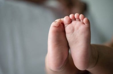 Bebê de 1 ano morre afogado após cair em balde com água em Várzea Grande