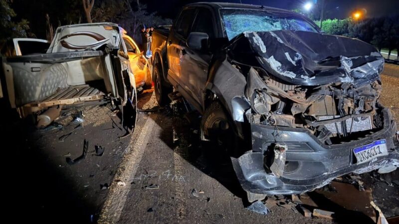 Acidente entre carro funerário e caminhonete mata homem e deixa duas pessoas feridas
