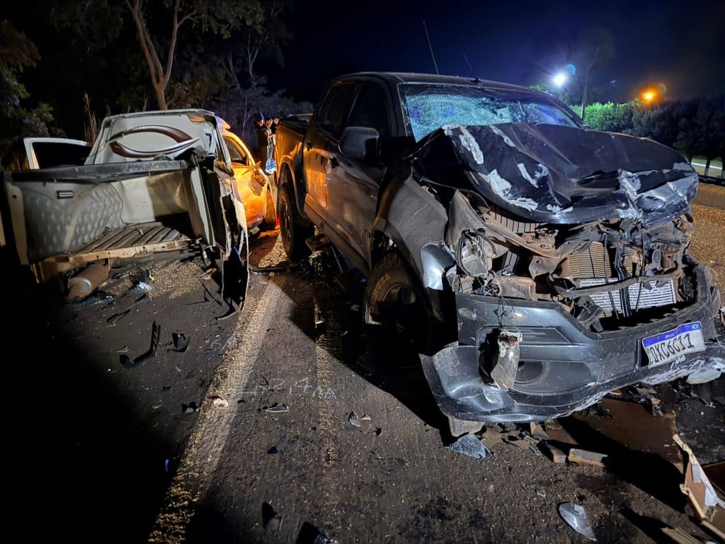 Acidente entre carro funerário e caminhonete mata homem e deixa duas pessoas feridas