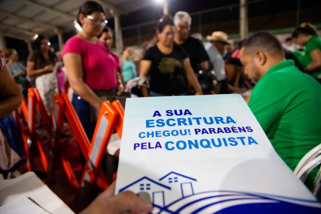 Governo de MT entrega 325 escrituras definitivas no bairro Jardim Manaíra