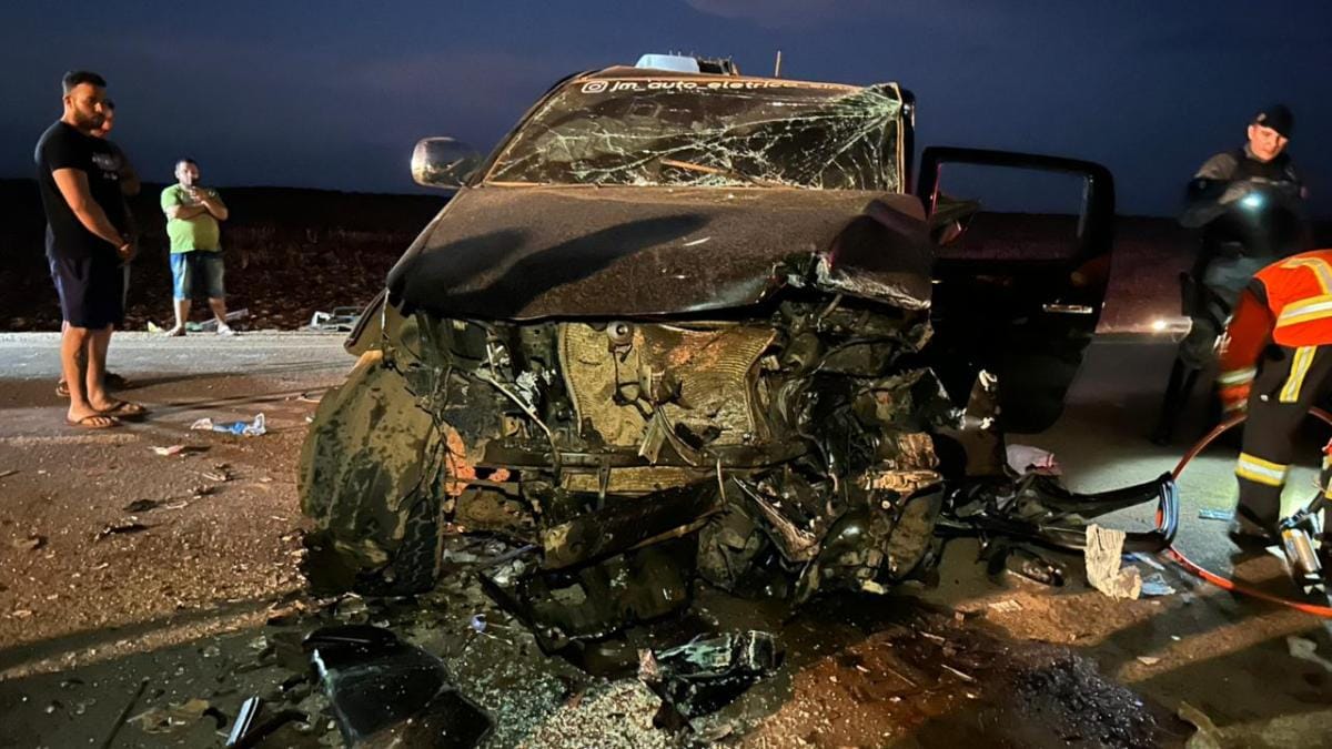 Colisão entre caminhonete e Corolla em rodovia deixa vítimas presas às ferragens