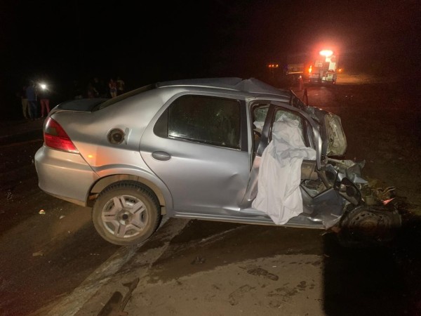 Dois homens morrem presos às ferragens após colisão com carreta na BR-163