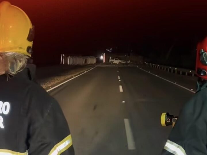 Motorista morre preso às ferragens após colisão entre carreta e caminhonete; vídeo