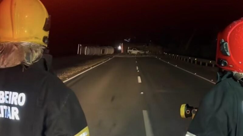 Motorista morre preso às ferragens após colisão entre carreta e caminhonete; vídeo