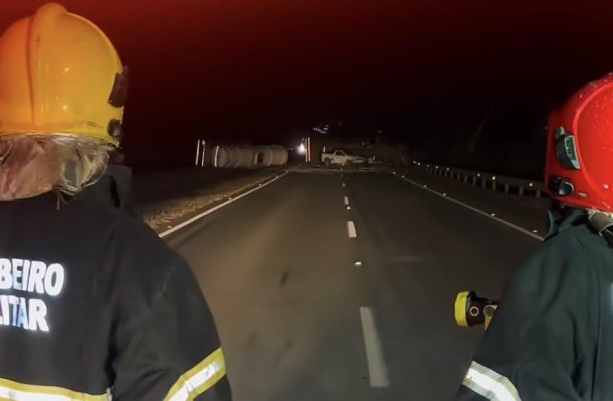 Motorista morre preso às ferragens após colisão entre carreta e caminhonete; vídeo