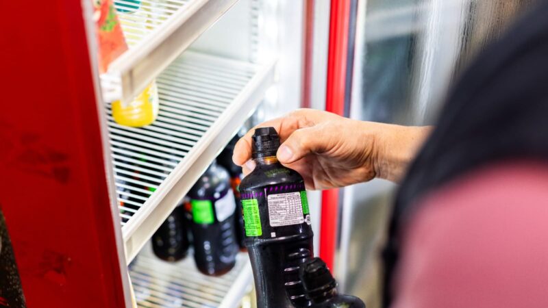 Operação Férias Seguras encontra produtos vencidos e interdita cantina de clube