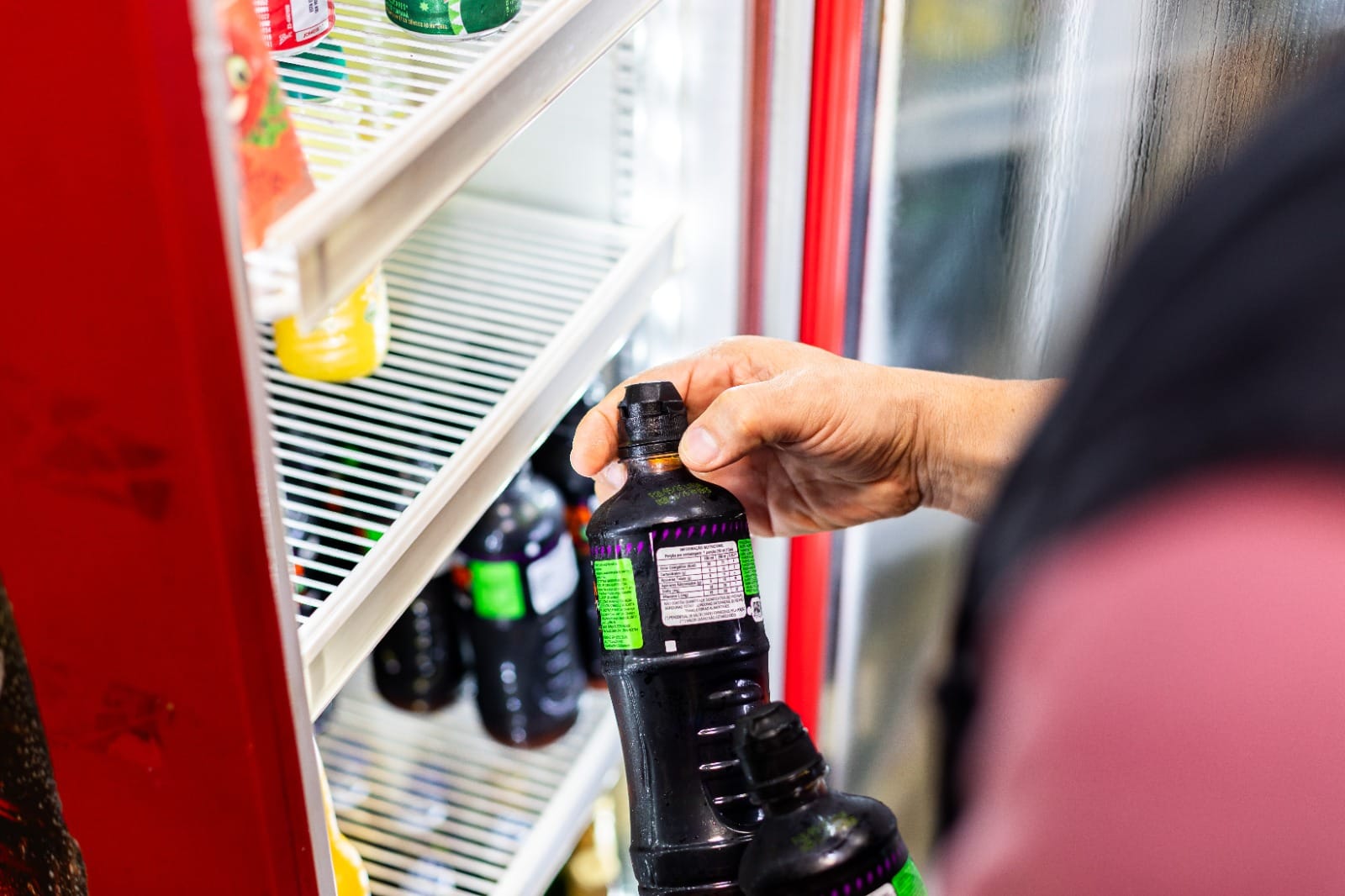 Operação Férias Seguras encontra produtos vencidos e interdita cantina de clube