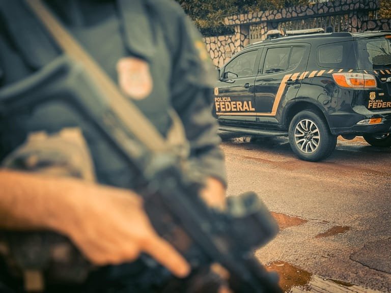 PF cumpre mandados de prisão em MT contra traficantes por transportarem cocaína em avião