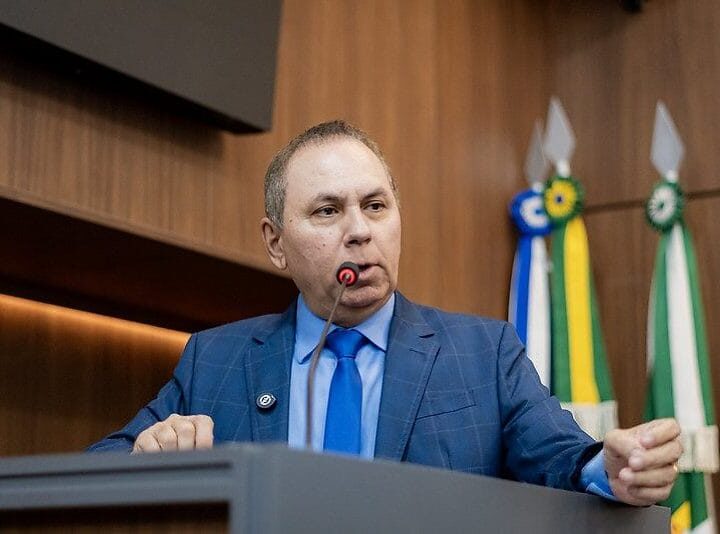 Ex-líder defende fim do acúmulo de pastas e cobra definição sobre futuro de secretário