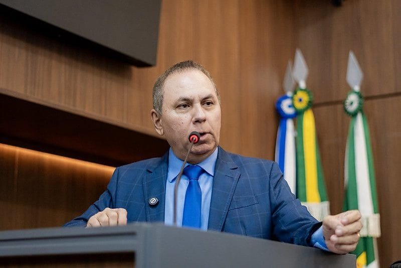 Ex-líder defende fim do acúmulo de pastas e cobra definição sobre futuro de secretário