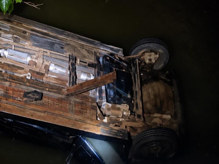 Casal morre e criança é resgatada com vida após carro cair de ponte e ficar submerso em rio