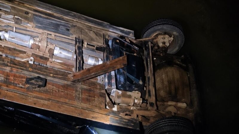 Casal morre e criança é resgatada com vida após carro cair de ponte e ficar submerso em rio