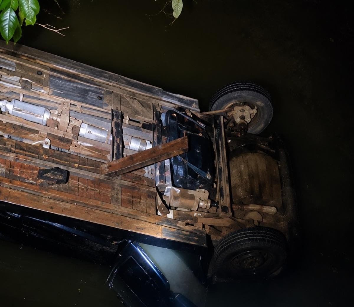 Casal morre e criança é resgatada com vida após carro cair de ponte e ficar submerso em rio