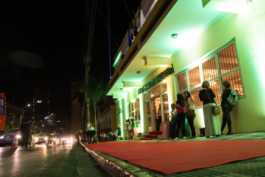 Cine Teatro Cuiabá exibe jogo entre Brasil e Haiti com celebração da cultura migrante