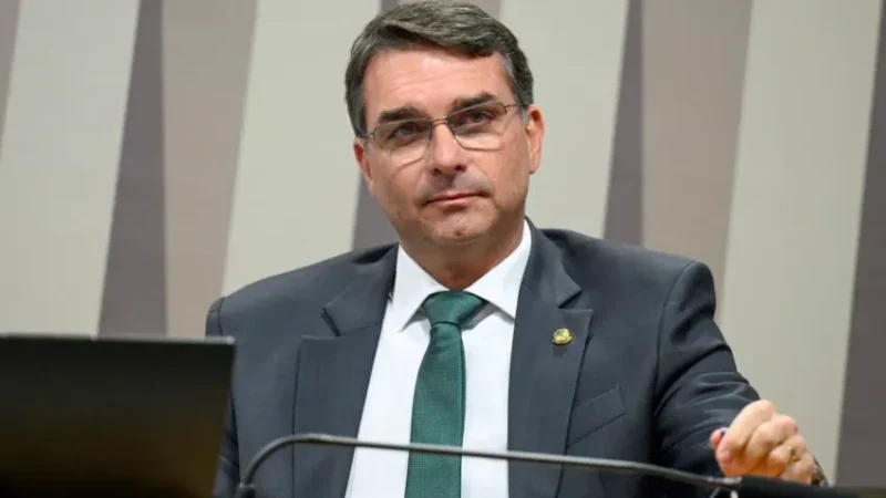 Flávio Bolsonaro abre larga vantagem sobre Lula em Mato Grosso, aponta pesquisa Percent