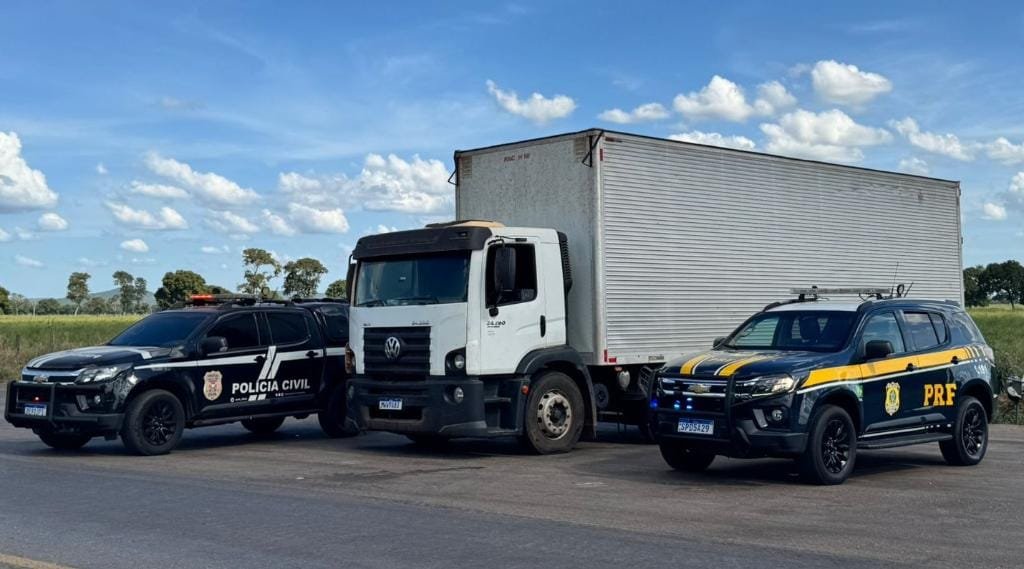 Polícia Civil e PRF apreendem caminhão carregado de alimentos pertencente a facção