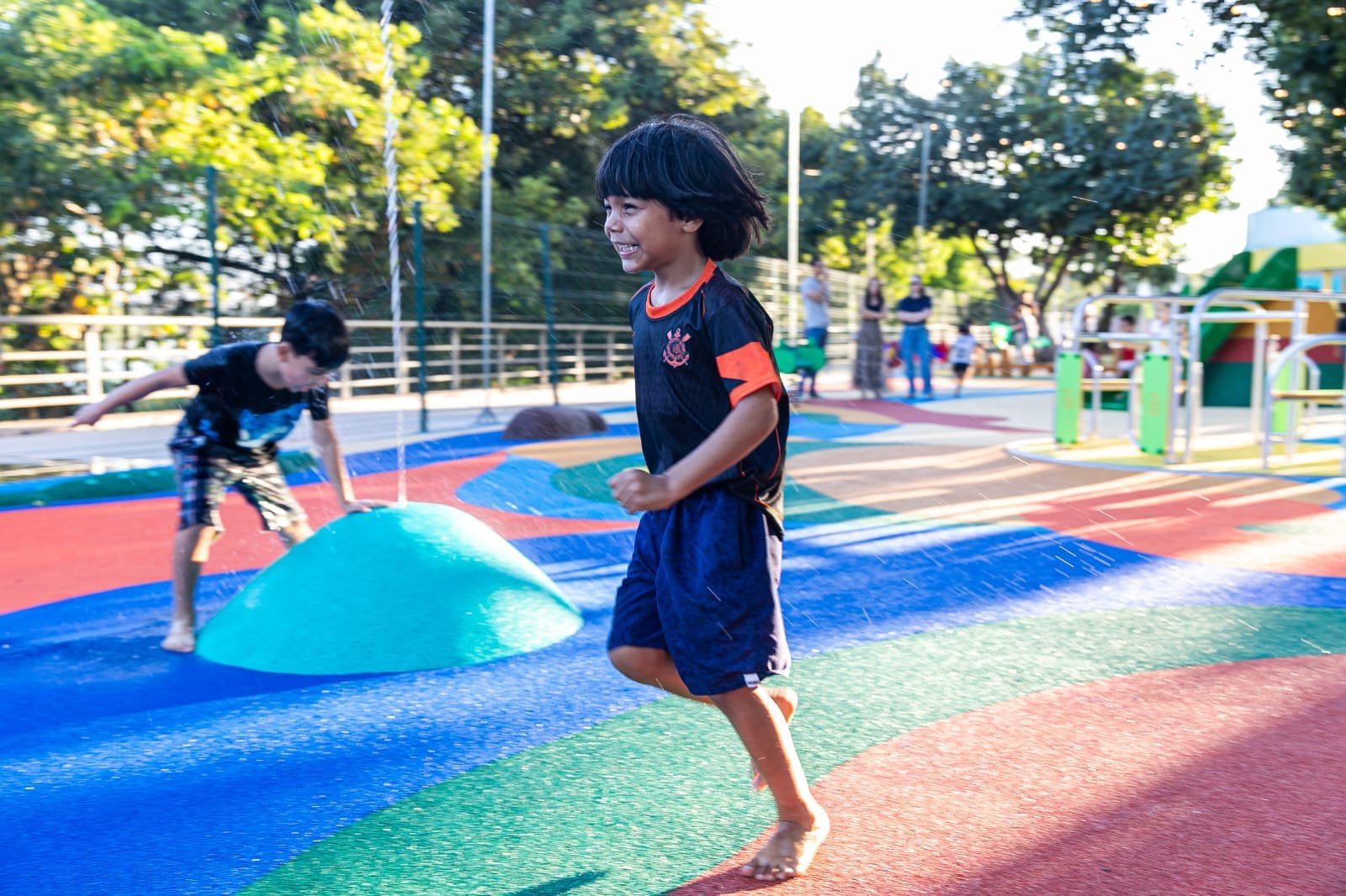 Cuiabá entrega playground na Orla do Porto e anuncia expansão para outras regiões