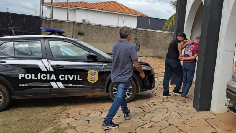 Homem é preso após agredir esposa e tentar matar amiga dela com facadas durante bebedeira