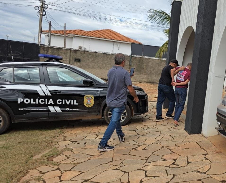 Homem é preso após agredir esposa e tentar matar amiga dela com facadas durante bebedeira