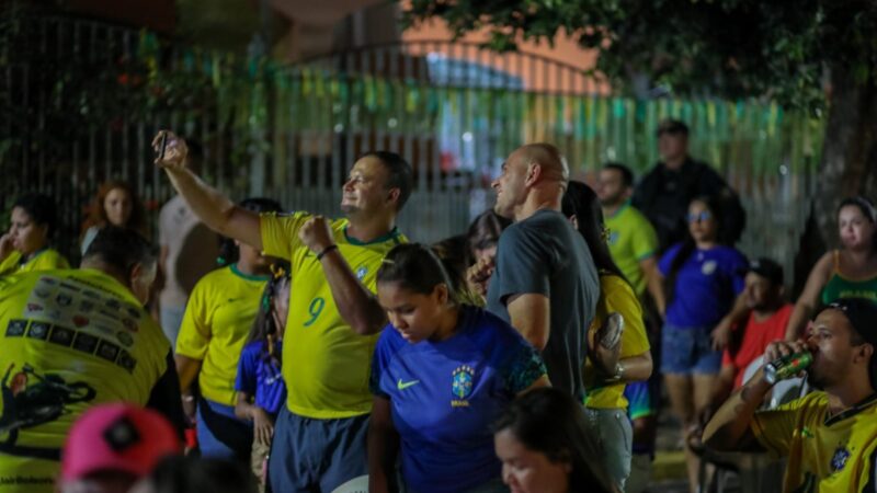 Prefeito anuncia quatro telões para os próximos jogos da Seleção durante festa nos bairros