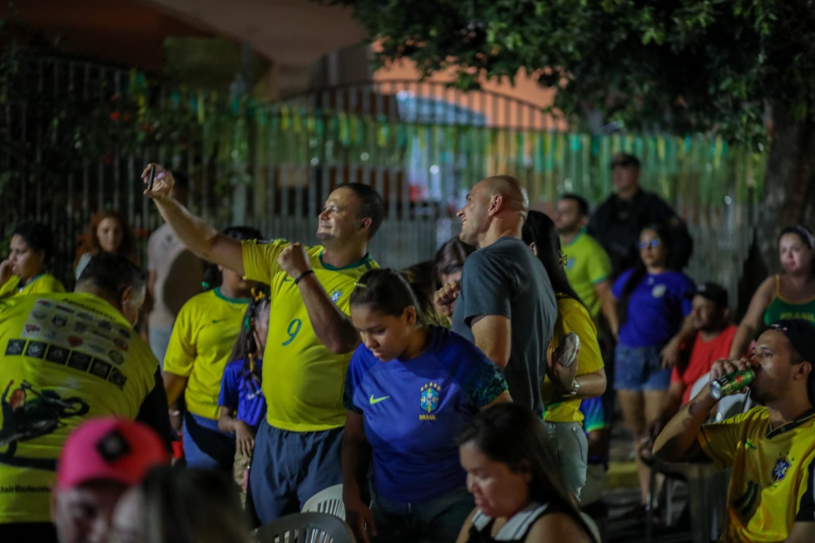 Prefeito anuncia quatro telões para os próximos jogos da Seleção durante festa nos bairros
