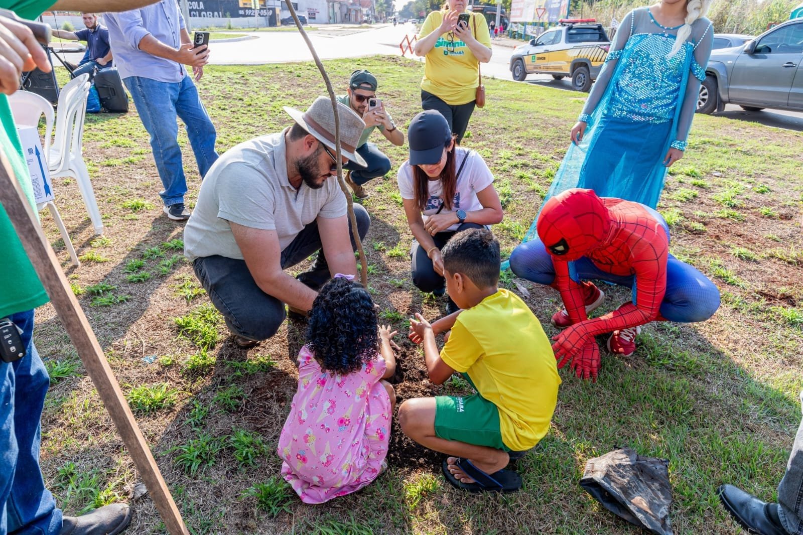 Prefeitura planta centenas de mudas no Pedra 90, em Cuiabá