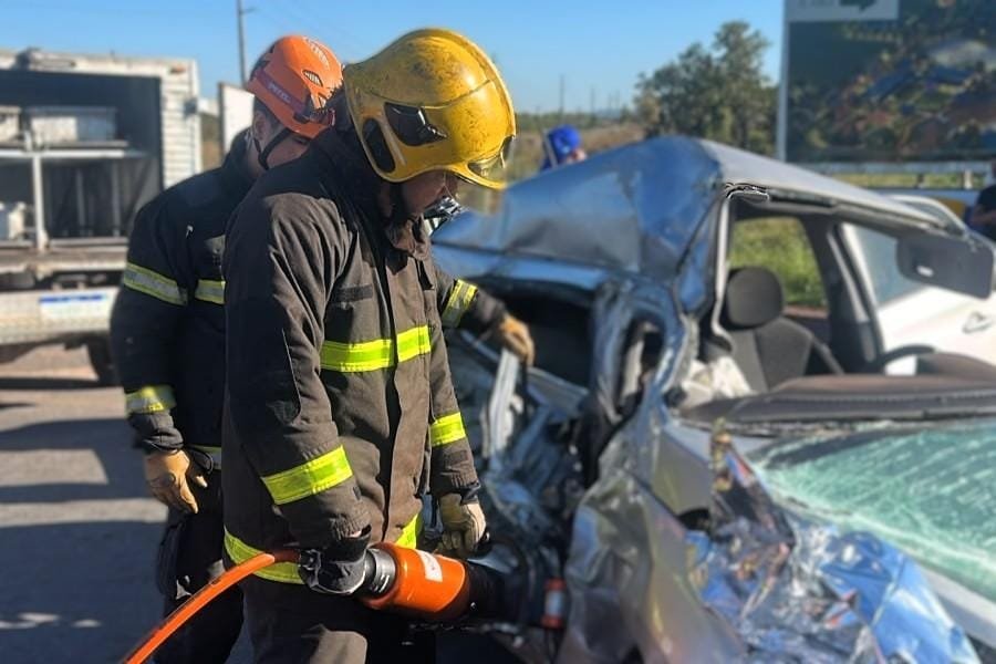 Vítimas de acidente entre carro de passeio e caminhão morreram presas às ferragens